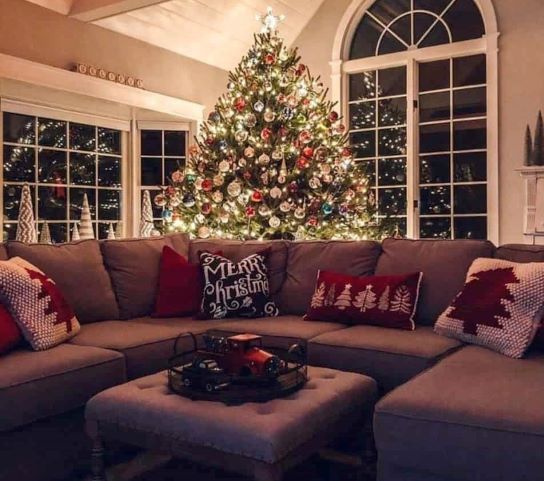 Wonderful-Rustic-Farmhouse-Christmas-Decorating-Ideas-41-1-Kindesign.jpg